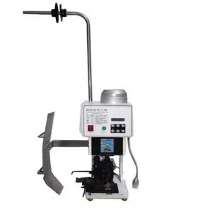  Mengelim terminal AC ke kabel untuk membuat palam ekor kabel.